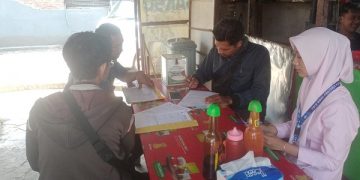 Penyaluran Banmod secara door to door oleh petugas Disperdagin Kota Kediri. Foto: Ist