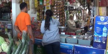 Aktivitas jual beli di lapak pedagang sembako Pasar Pahing Kota Kediri. Foto: Bacaini/AK.Jatmikp