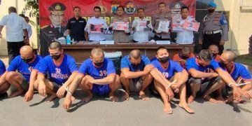 Para pelaku peredaran narkoba sekaligus barang bukti yang berhasil diamankan polisi. Foto: Bacaini/AK.Jatmiko