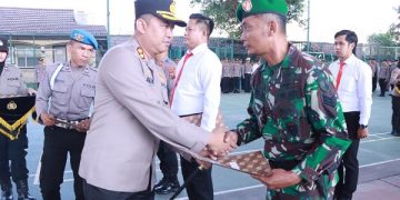 AKBP Agung serahkan pengharkaan kepada Serka Budi. Foto: Bacaini/AK.Jatmiko
