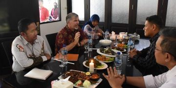 Wali Kota Kediri saat menerima kunjungan rombongan Konsulat Jenderal Amerika Serikat di Surabaya. Foto: Ist