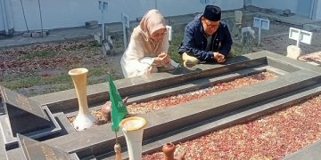 Cak Imin dan istri berdoa di makam kakek buyut dan ayahnya. Foto: Bacaini/Syailendra