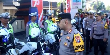 AKBP Teddy Chandra cek kesiapan anggota. Foto: Bacaini/AK.Jatmiko