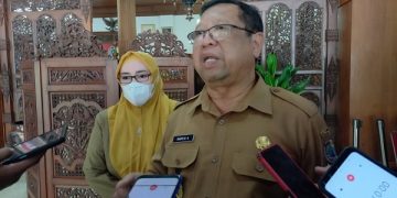 Bupati Maryoto Birowo saat diwawancara terkait koperasi di Tulungagung. Foto: Bacaini/Setiawan
