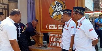 Proses penertiban tugu perguruan pencak silat di Jombang. Foto: Ist