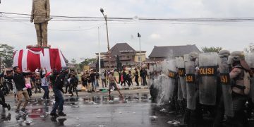Kegiatan simulasi sistem pengamanan pemilu 2024 di depan Kantor Pemkab Blitar. Foto: Bacaini/Aziz