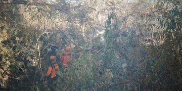 Tim gabungan BPBD Kota Kediri padamkan api di Bukit Klotok. Foto: Bacaini/AK.Jatmiko