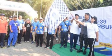 Wali Kota Kediri berangkatkan jalan sehat dalam rangka DN Universitas Terbuka. Foto: Ist