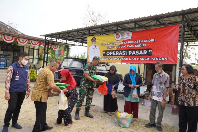 8 Ton Beras Operasi Pasar Ludes Diserbu Masyarakat Badas