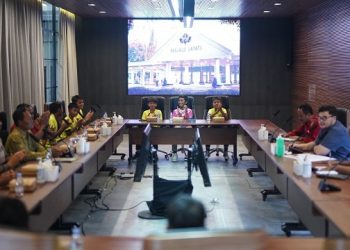 12 Siswa SSB Dapat Hadiah Sepatu Bola dari Mas Dhito