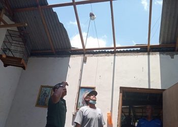 Atap Rumah Warga di Kediri Lepas Diterjang Angin Kencang