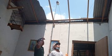 Atap Rumah Warga di Kediri Lepas Diterjang Angin Kencang