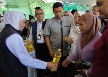 Tinjau Pasar Murah di Kediri, Khofifah Bagikan Minyak Goreng