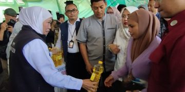 Tinjau Pasar Murah di Kediri, Khofifah Bagikan Minyak Goreng