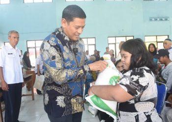 Wali Kota Kediri Serahkan Bantuan Pangan Beras di 2 Kelurahan