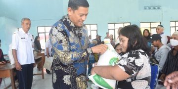 Wali Kota Kediri Serahkan Bantuan Pangan Beras di 2 Kelurahan