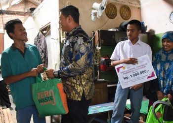Wali Kota Kediri Serahkan Bansos Pendidikan 2 Pelajar SMK