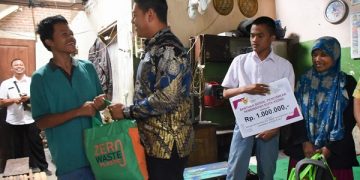 Wali Kota Kediri Serahkan Bansos Pendidikan 2 Pelajar SMK
