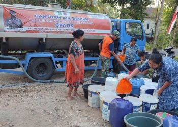 Kekeringan Trenggalek Kian Parah, Ratusan Warga Megap-megap Bertahan dengan Air Bersih Bantuan