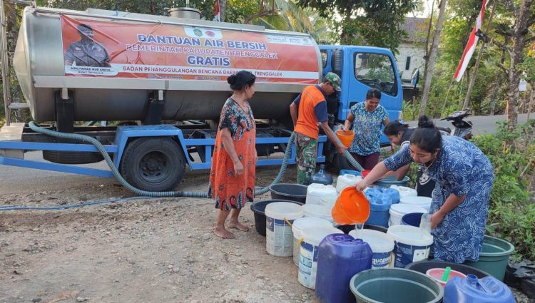 Kekeringan Trenggalek Kian Parah, Ratusan Warga Megap-megap Bertahan dengan Air Bersih Bantuan