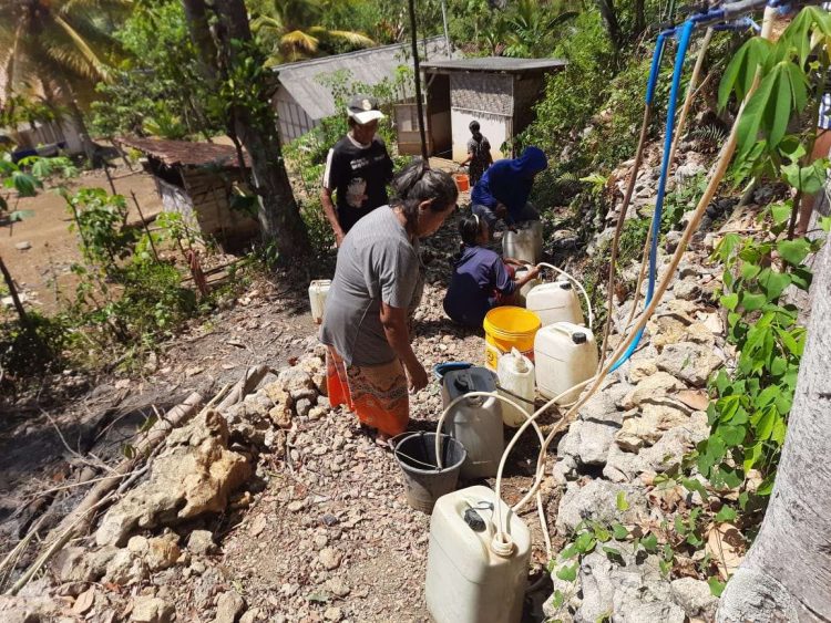 Kekeringan Paksa Ratusan warga Trenggalek Jalan 1 Kilometer Mencari Air Bersih