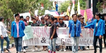 Aktivis mahasiswa PMII dan GMNI desak Pj Bupati Bangkalan usut dugaan pungli pendidikan. (foto/Rusdi/Bacaini)