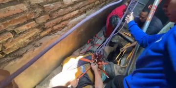 Bleng! pria obesitas di Malang terperosok lubang sedalam 6 Meter. Tampak evakuasi korban yang dilakukan petugas (foto/ist)
