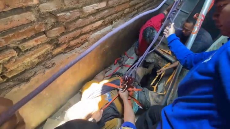 Bleng! Pria Obesitas di Malang Terperosok Lubang Sedalam 6 Meter