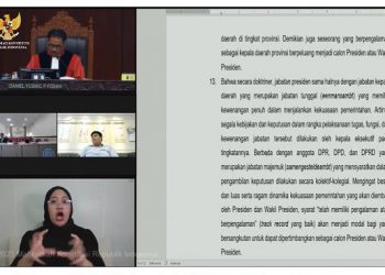 Hakim MK membacakan putusan gugatan syarat capres. Foto:tangkapan layar