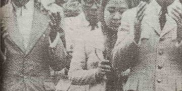 Kisah Mbah Machrus Ponpes Lirboyo Kediri ditembak PKI. Tampak Mbah Machrus bersama Bung Karno. (foto/ist)