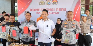 Sadis! istri diselingkuhi pria Blitar habisi dengan keprukan linggis. Tampak rilis yang digelar Polres Blitar. (foto/azis/Bacaini)