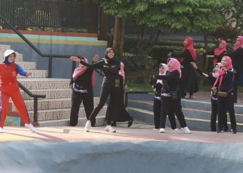 Bunda Fey saat mengikuti senam sehat bersama lansia di Taman Brantas Kota Kediri. Foto: Ist