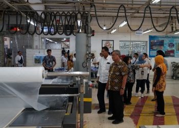 OJK Ajak Wartawan Lihat Produksi Tekstil dan Garmen PT Dan Liris