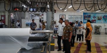 OJK Ajak Wartawan Lihat Produksi Tekstil dan Garmen PT Dan Liris