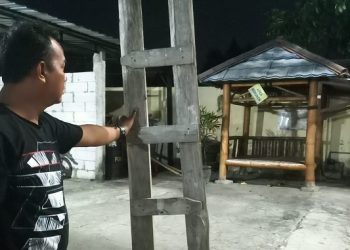 Tangga yang digunakan memanjat atap. Foto: istimewa