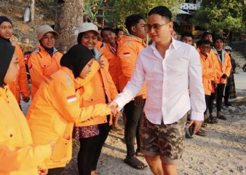 Bupati Arifin bersama puluhan mahasiswa UINSA di Pantai Mutiara II. Foto: Ist