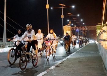 Bunda Fey gowes bareng bersama jajaran LPMK Kelurahan Ngampel. Foto: Ist
