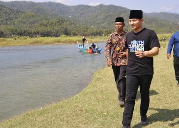 Bupati Arifin di Desa Tematik Pantai Kebo Trenggalek. Foto: Ist