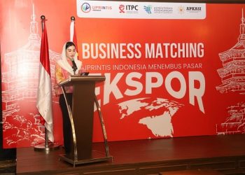 Ketua Dekranasda Trenggalek Novita Hardini pada Bussiness Matching Forum di Tiongkok. Foto: Ist