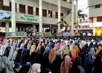 Berharap Hujan Turun, Ribuan Santri Tunaikan Salat Istiqo