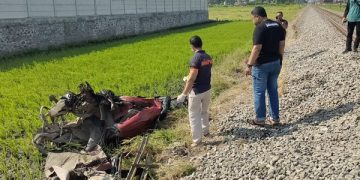 Sopir Mengantuk, Truk Pasir Tertabrak Kereta Api di Kediri