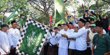 Wali Kota Kediri Berangkatkan Jalan Sehat Santri Sarungan 2023