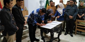 Penandatangan NPHD Pilkada 2024 di Balai Kota Kediri. Foto: Bacaini/Novira