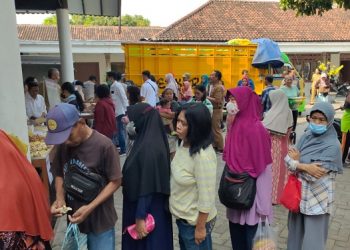 Warga Kota Kediri antre sembako murah. Foto:bacani/AK Jatmiko