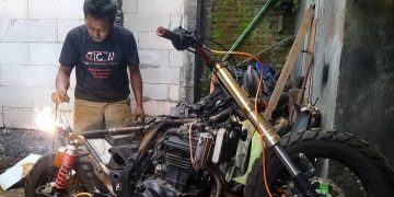 Dari hobi, custom motor pemuda asal Malang ini datangkan cuan puluhan juta per bulan. (foto/A.Ulul/Bacaini)