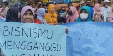 Limbah pabrik Kayu di Jombang bikin ratusan warga sulit bernafas.(foto/Syailendra/Bacaini)