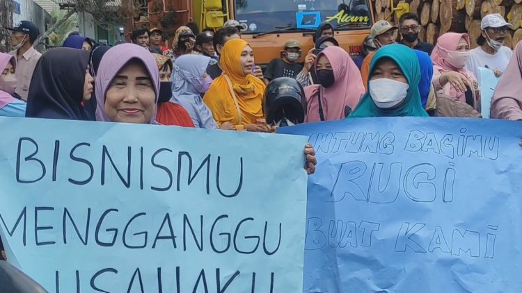 Limbah Pabrik Kayu Jombang Bikin Ratusan Warga Sulit Bernafas