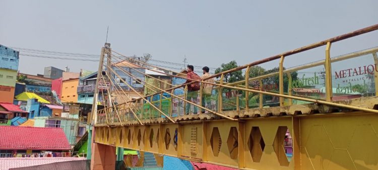 Retak Sebulan dan Masih Dilalui, Jembatan Kaca Kampung Warna-warni Malang Akhirnya Ditutup