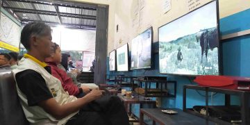 Keranjingan game, kakek ini habiskan waktu main PS hingga 9 Jam. Tampak Drajat Wibowo yang asyik main PS. (foto/Ulul/Bacaini)