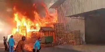 Usai didemo warga, pabrik kayu Jombang penyebab pencemaran lingkungan terbakar . (foto/ist)